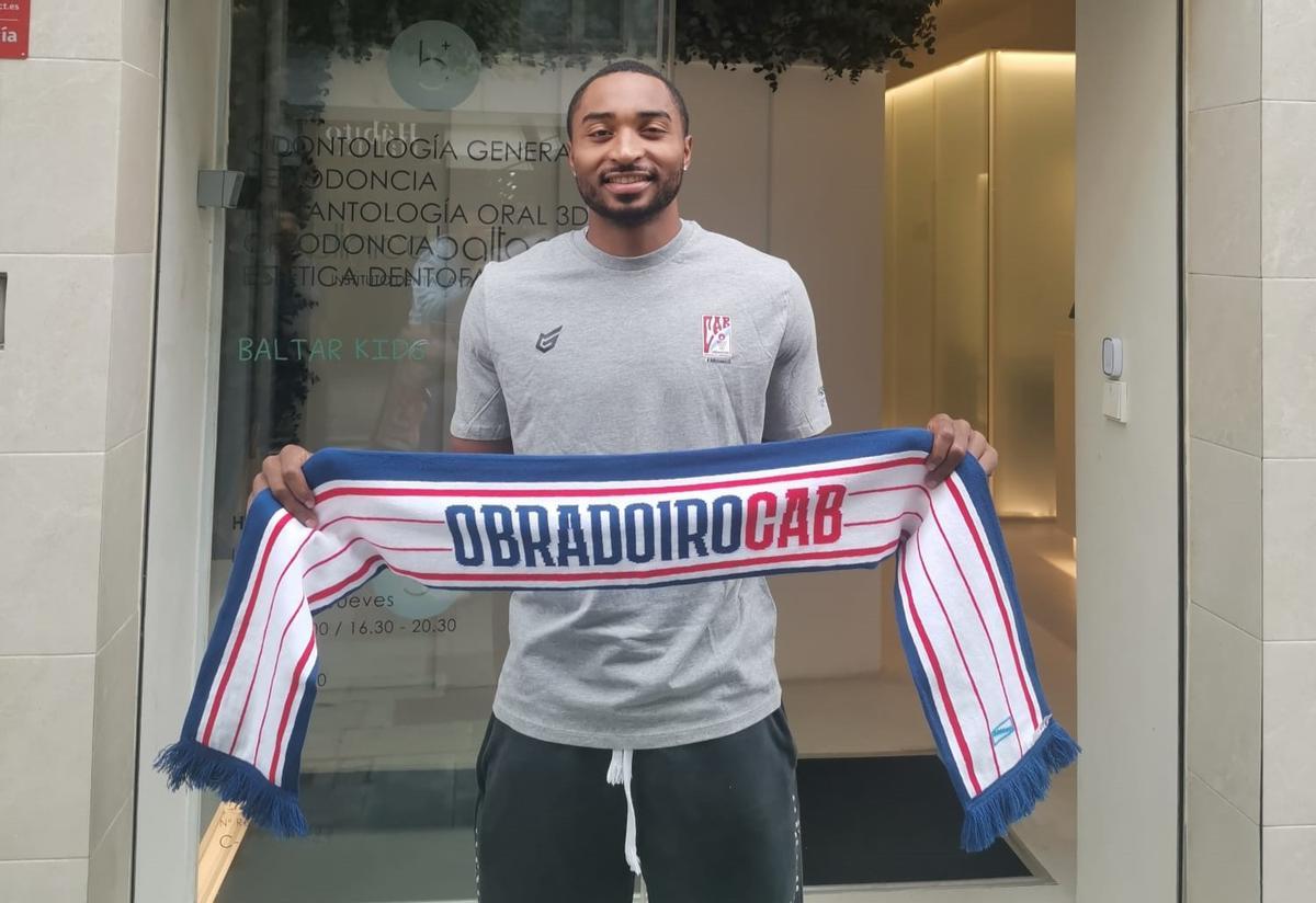 Brandon Childress con la bufanda del Obradoiro.