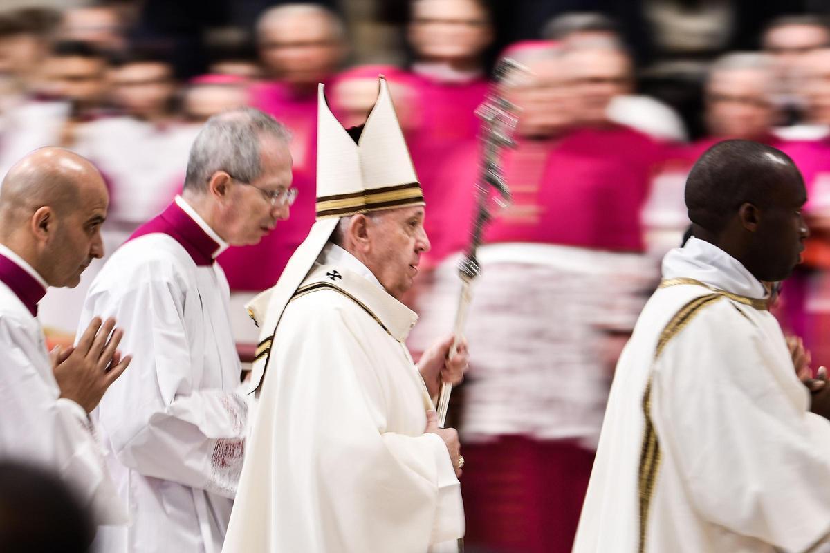 El Papa Francisco, al término de una misa, el 6 de enero del 2020, en la basílica de San Pedro, en el Vaticano.