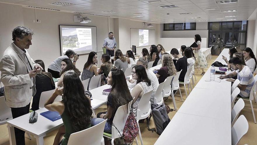 Roca habla con alumnas en la primera clase de la facultad.