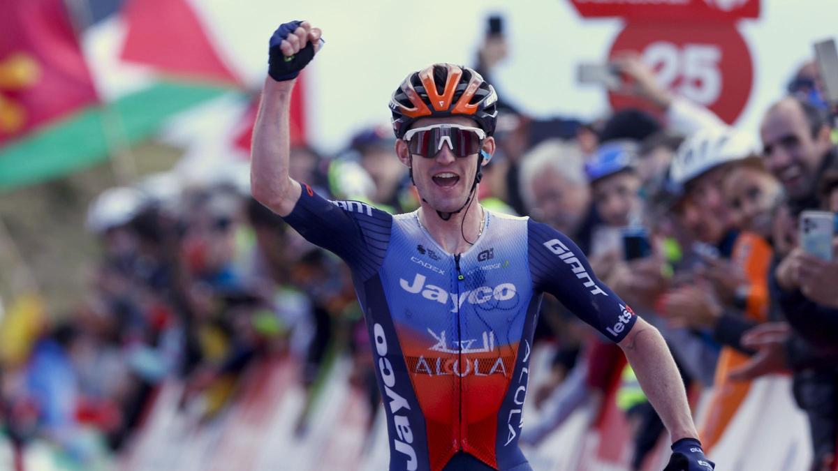 Eddie Dunbar celebra la victoria en la penúltima etapa de La Vuelta 2024.