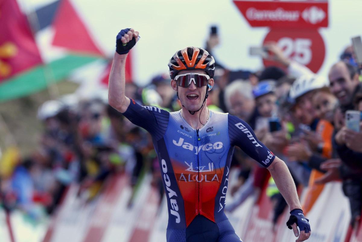 Eddie Dunbar celebra la victoria en la penúltima etapa de La Vuelta 2024.