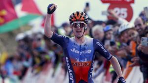 Eddie Dunbar celebra la victoria en la penúltima etapa de La Vuelta 2024.