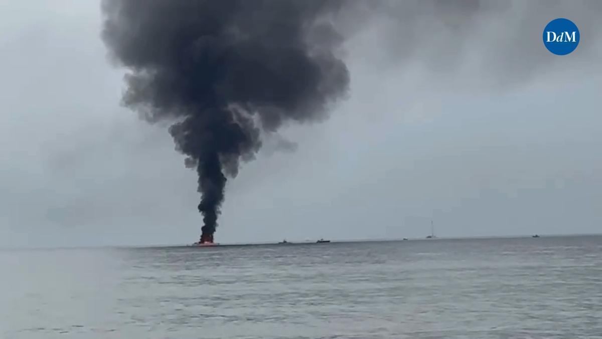 Un barco queda envuelto en llamas frente al Portitxol