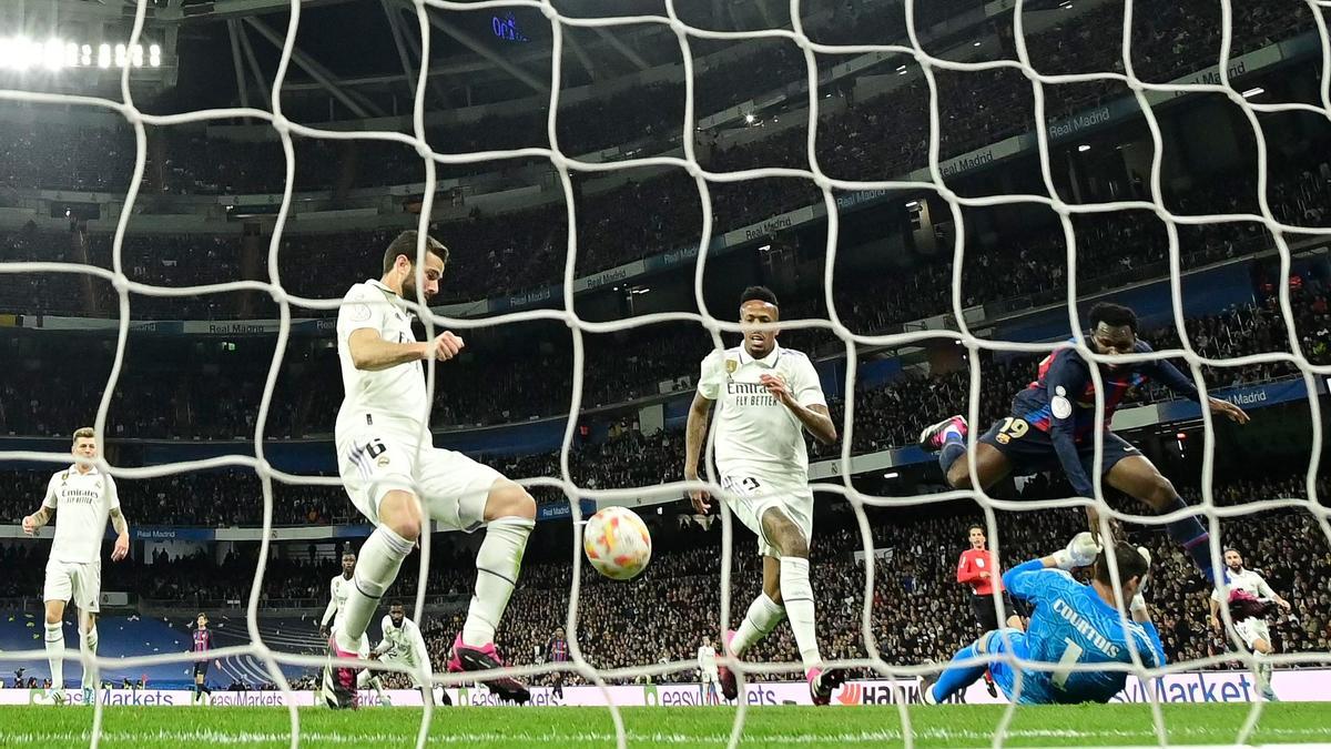 Kessié provoca la jugada del 0-1 después de que el balón rebote en Militao y Nacho en el Madrid-Barça de Copa en el Bernabéu.