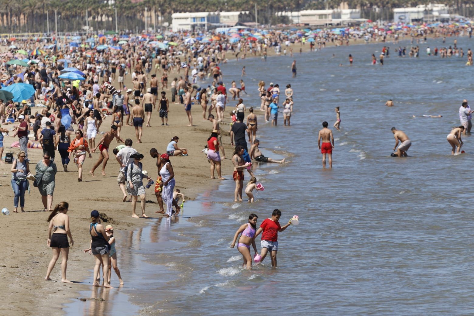 Una nueva jornada de calor llena las playas