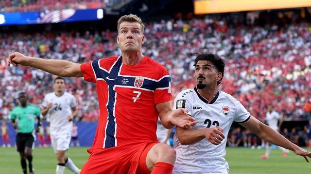 Erling Haaland, Kristian Thorstvedt i Alexander Sorloth, de dalt a baix, durant el Noruega-Iraq. |  BUDA MENDES / MATTIA OZBOT / EUROPA PRESS
