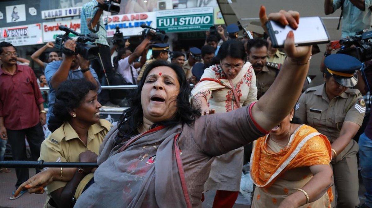 zentauroepp46414045 topshot   india police intervene as members of sabarimala ka190104163052