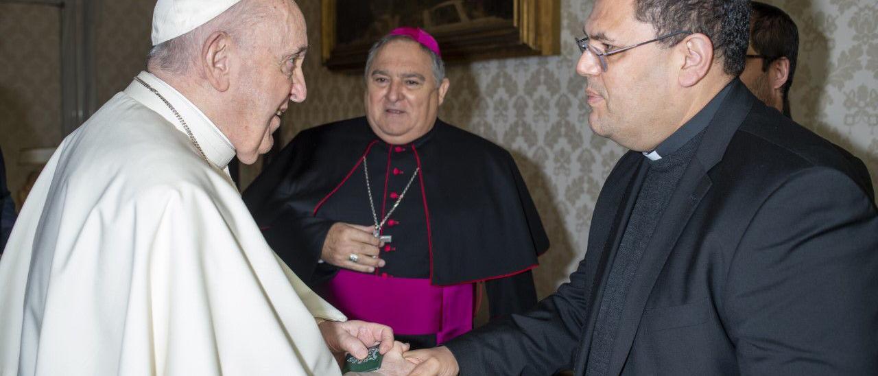 Cristóbal Déniz saluda al Papa Francisco en presencia de José Mazuelos en la reciente visita de varios obispos españoles al Vaticano.