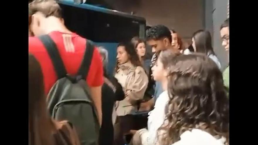 Vídeo | Varios usuarios se quedan en tierra ante la saturación de la línea de bus Fraga-Lérida