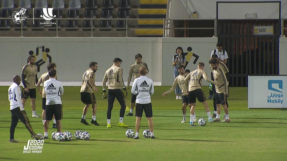 Miembros del Real Madrid entrenando horas antes del partido contra el Valencia CF.