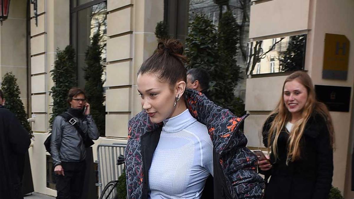 Bella Hadid sale de su hotel en París