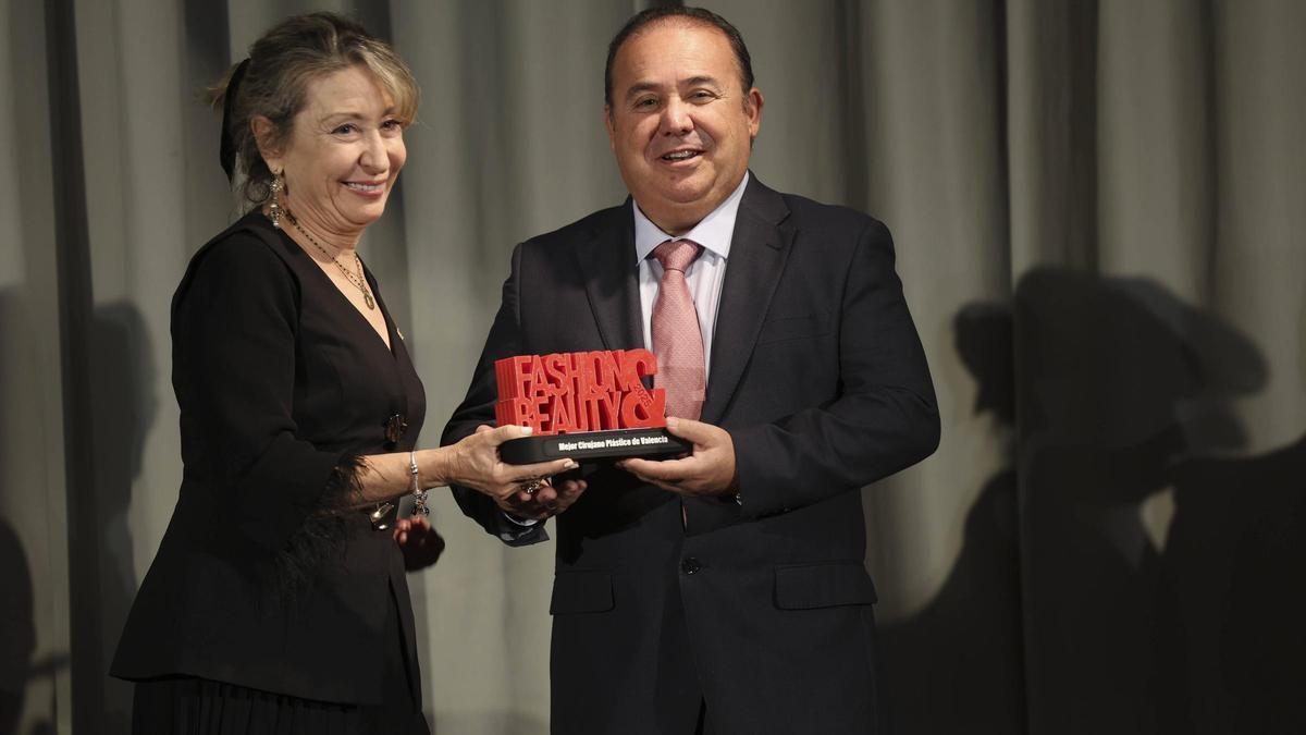 El doctor Ramón González Fontana recibió el premio de manos de la presidenta del Colegio de Médicos.