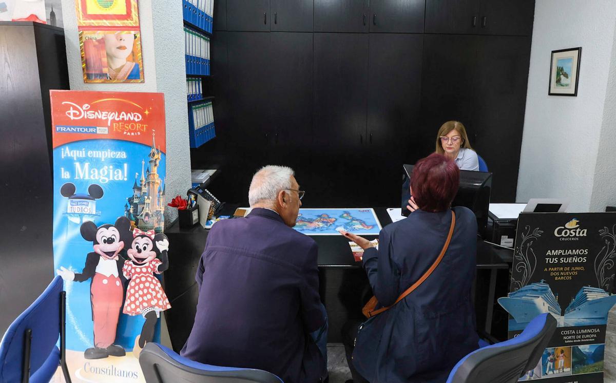 Reservas del Imserso en una agencia de viajes valenciana, en una imagen de archivo.
