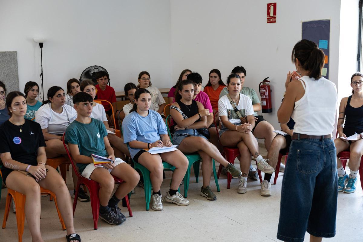 Imagen de los campistas, en la charla con Esther Gutiérrez.