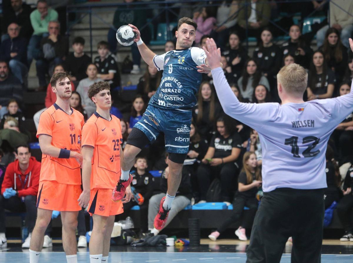 Arón Díaz lanza ante Nielsen en el primer partido después de anunciar su retirada a final de temporada.