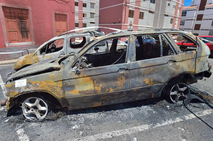 Coches incendiados en la plaza de San Roque