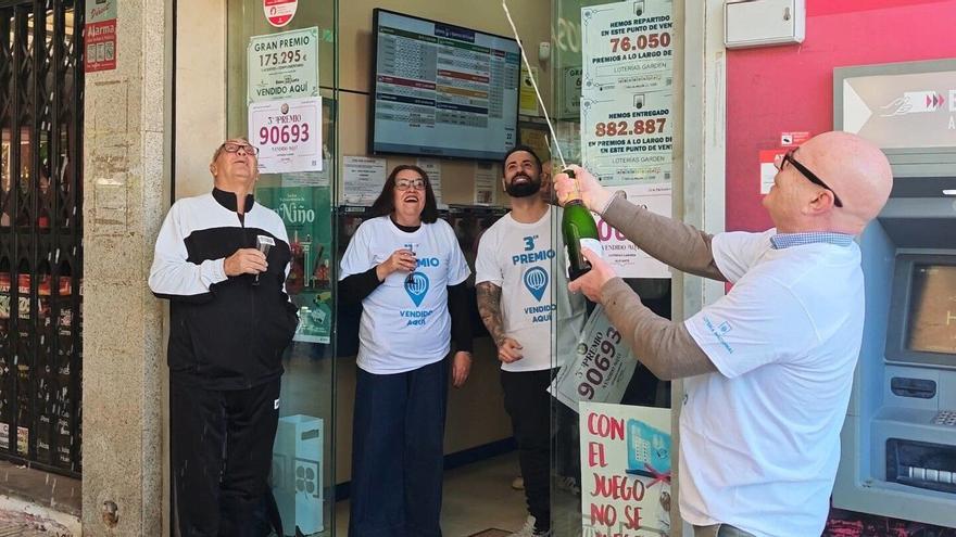 Celebración en el Bazar Montse en Yaiza, un tercer y quinto premio