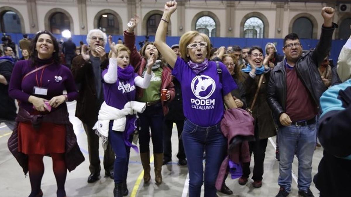Seguidores de En Comú Podem celebran el sondeo que les da como ganadores en Catalunya.
