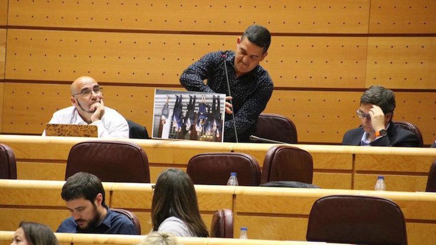 Carles Mulet coloca boca abajo el retrato del Gobierno.