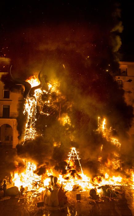 Alicante se rinde al fuego en su noche grande con la Cremà.