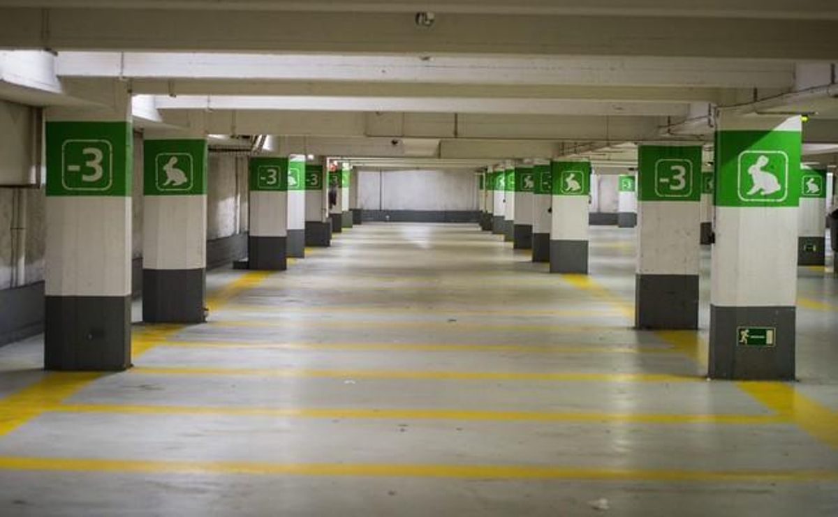 Un parking situado en una de las partes más transcurridas de la ciudad permanece vacía en Bruselas.