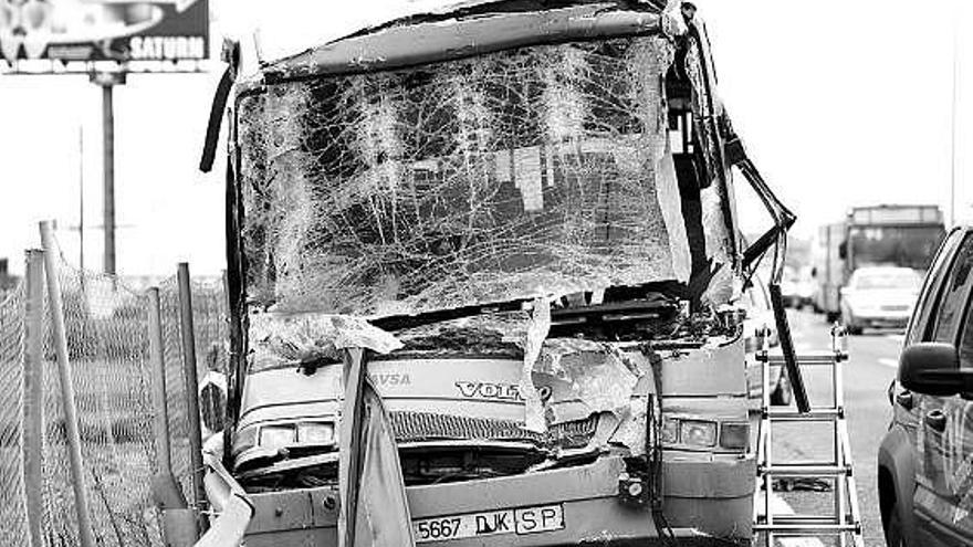 Un accidente entre un autobús y un camión ocasiona 27 heridos leves en Valencia