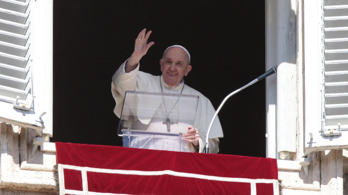 El papa Francisco saluda desde el Vaticano