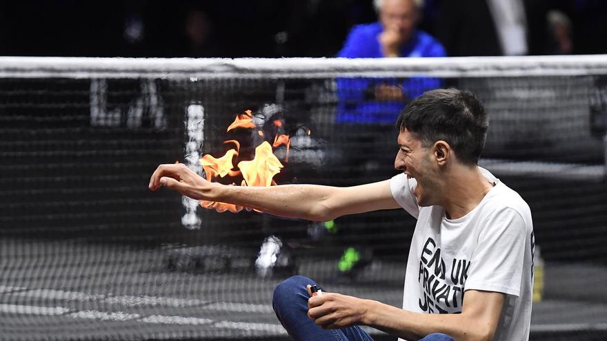 Un espontáneo se quema un brazo sobre la pista de la Laver Cup