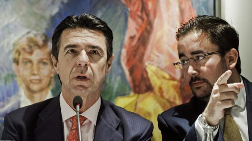 El secretario y fundador del Club Canarias, Roberto Miño (derecha), junto al ministro José Manuel Soria, ayer. | efe
