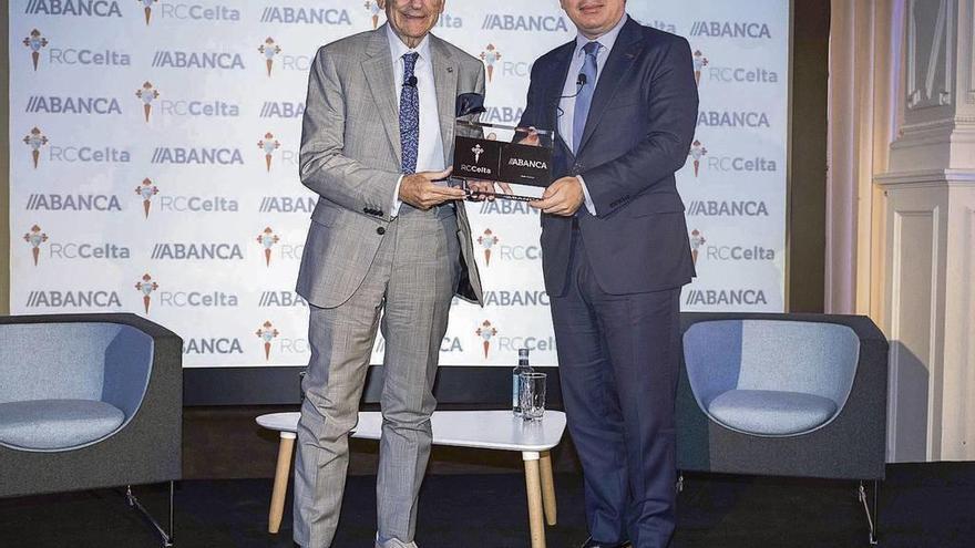 Carlos Mouriño y Francisco Botas posan en la sede de Príncipe durante la presentación del convenio entre el Celta y Abanca. // Cristina Graña