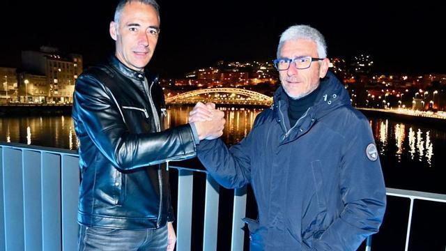 Los entrenadores, ayer, en el puente de O Burgo. |   // RAFA VÁZQUEZ