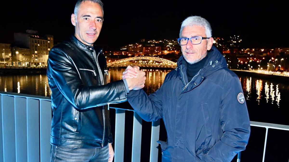 Los entrenadores, ayer, en el puente de O Burgo. |   // RAFA VÁZQUEZ