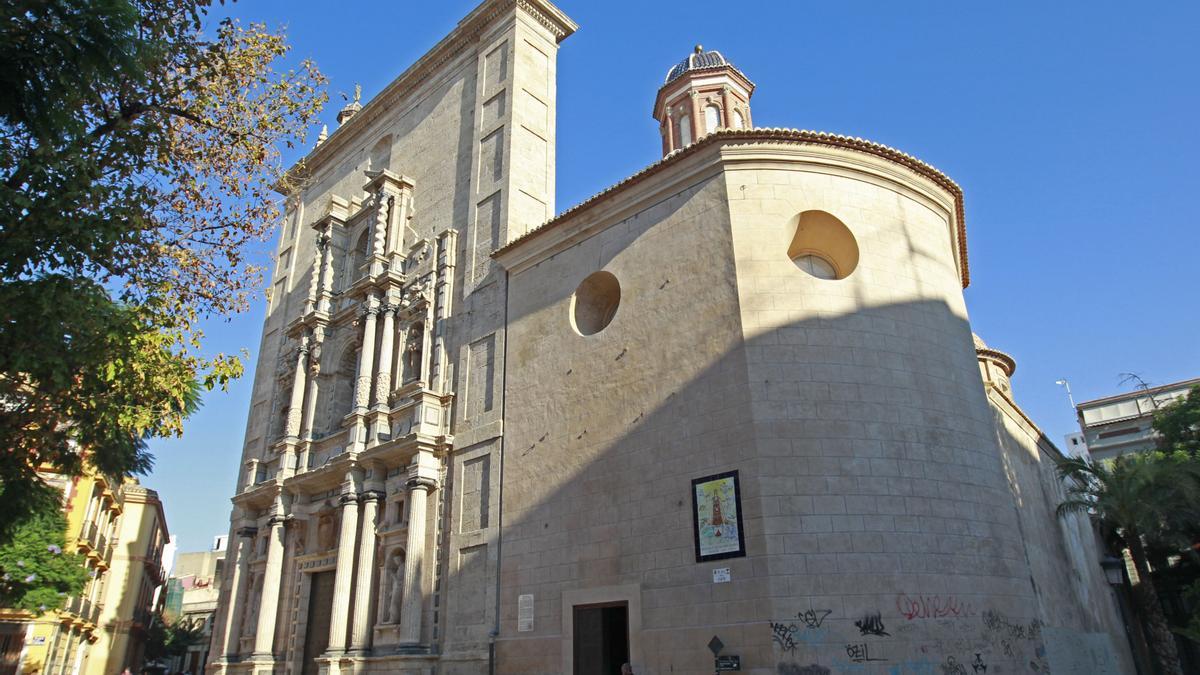 Valencia | La iglesia del Carmen reabre tras retirar el proyectil hallado en el campanario Valencia | La iglesia del Carmen reabre tras retirar el proyectil hallado en el campanario