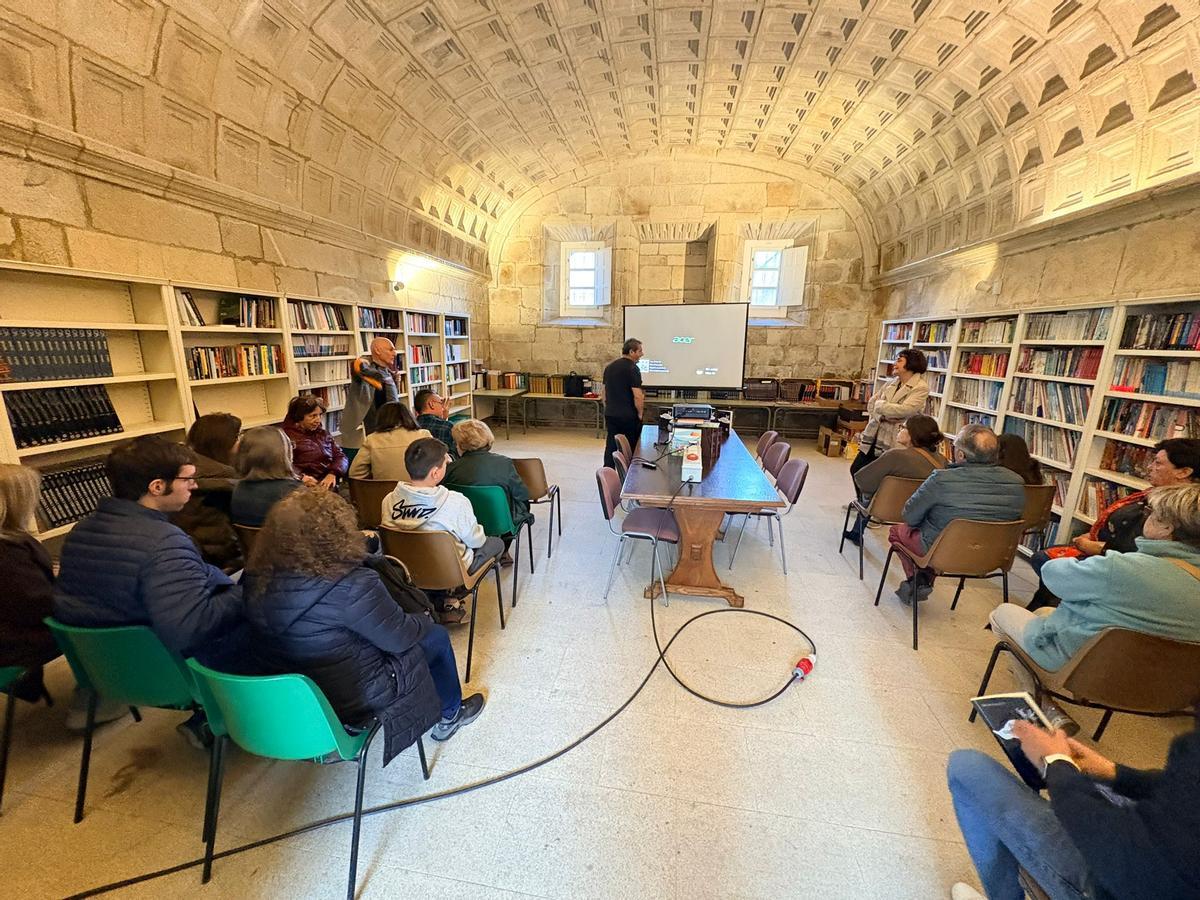 Un momento de la presentación de 'Pero...como morren as pegas?', de Óscar Guzmán.