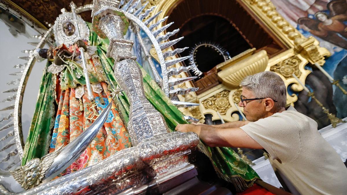 Así se prepara la Virgen de Candelaria para peregrinar a Santa Cruz de Tenerife