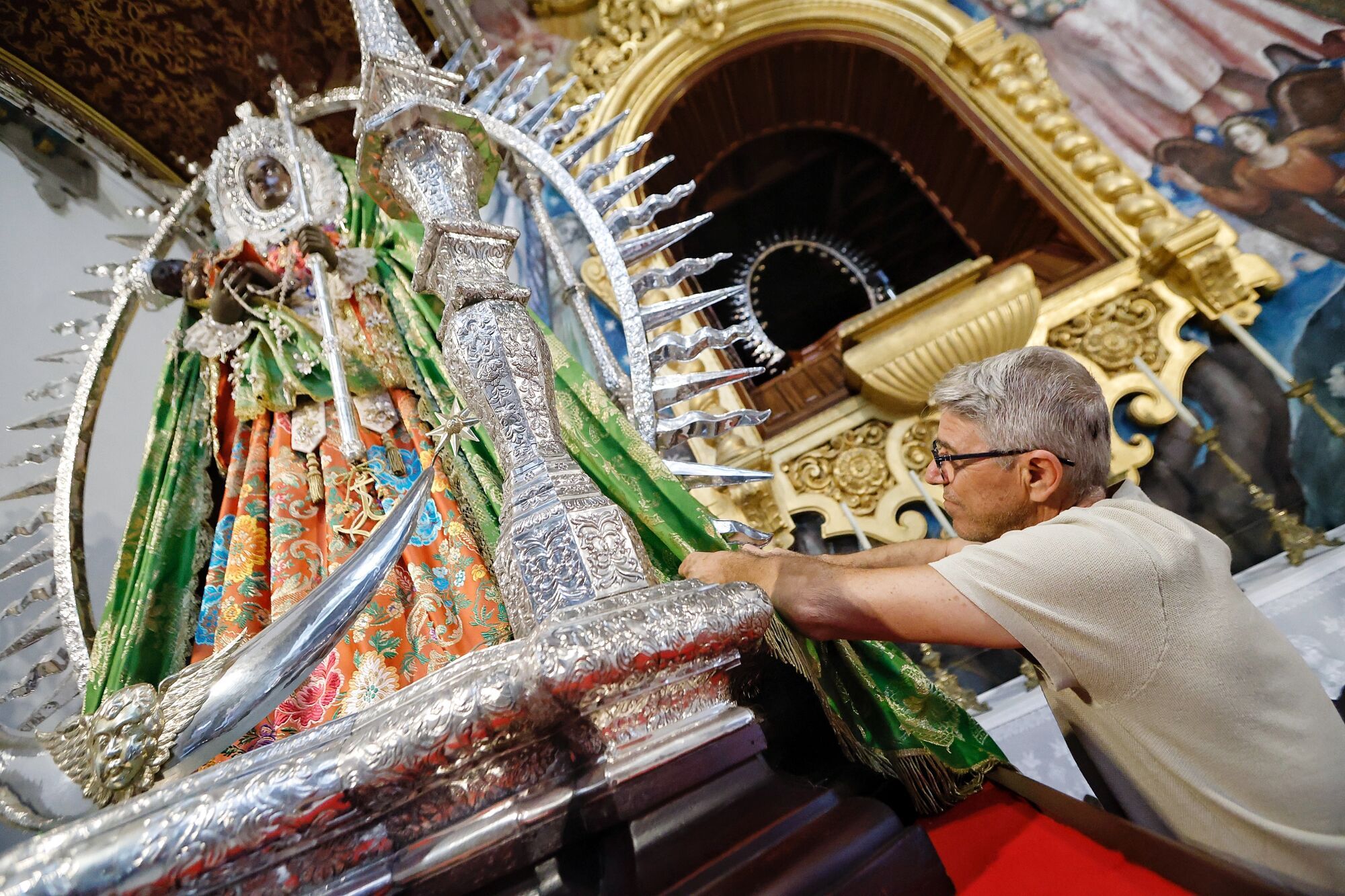 Jaime Estévez se encarga de la preparación de la Virgen de Candelaria para su visita a Santa Cruz