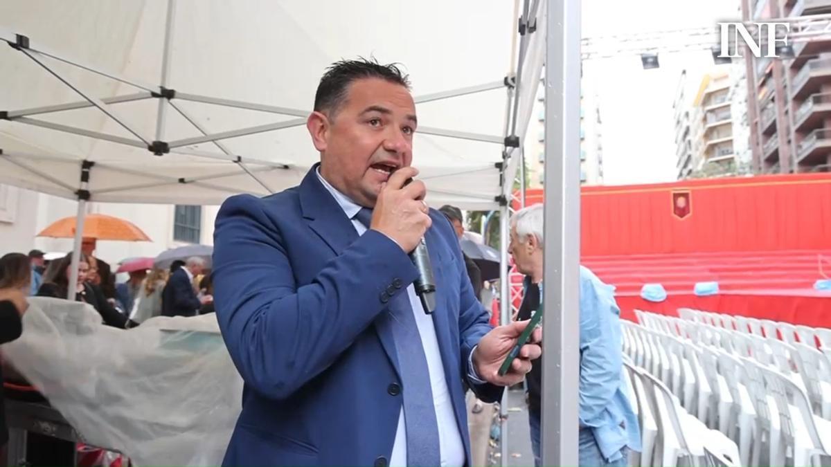 El presidente de la Federació de Fogueres, David Olivares, antes de comenzar la gala de candidatas infantiles.