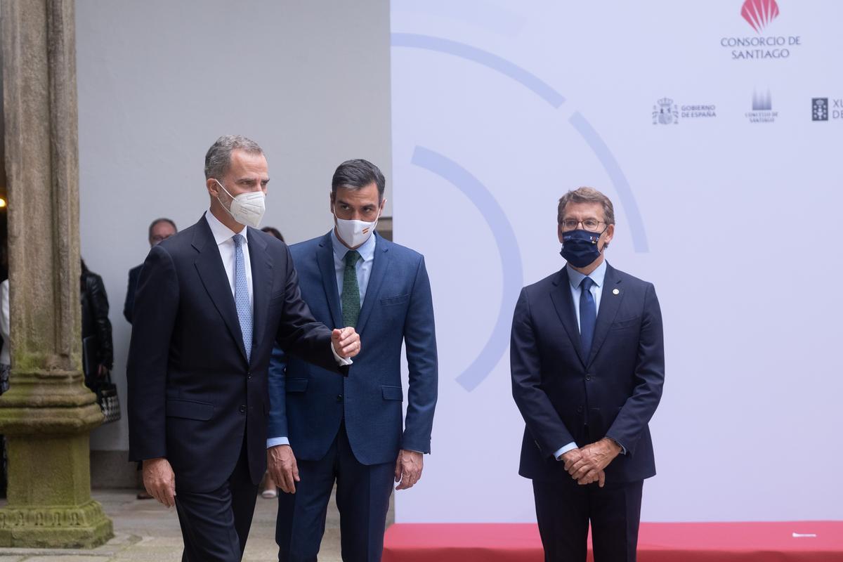 Felipe VI, el presidente del Gobierno, Pedro Sánchez, y el nuevo líder del PP y presidente de la Xunta de Galicia, Alberto Núñez Feijóo.