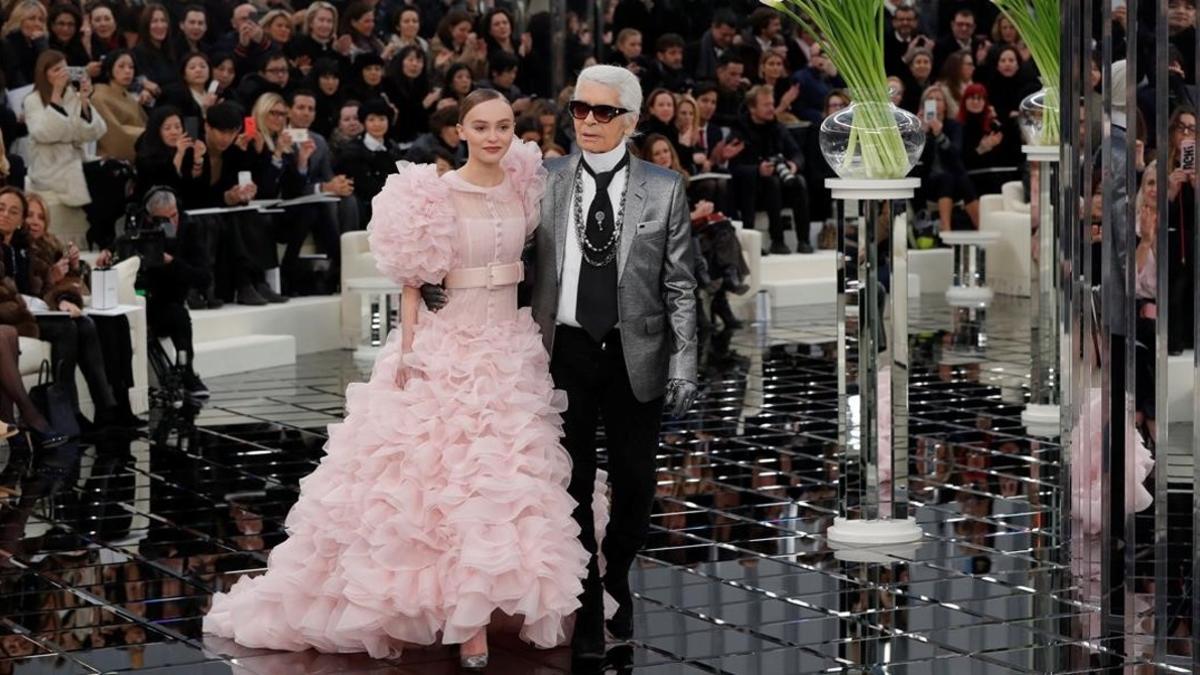 lmmarco37019362 german designer karl lagerfeld appears with actress and mode170124172157