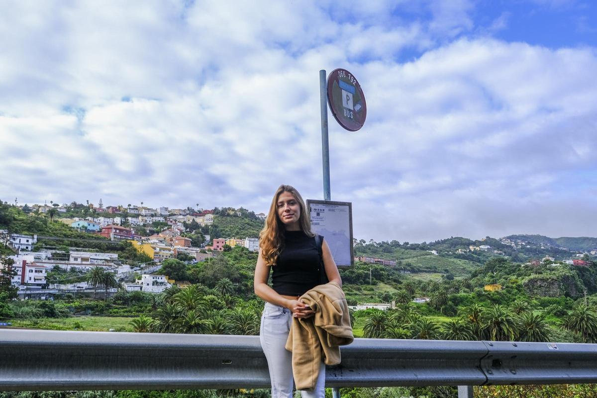 Alyson González espera la guagua de Global en el cruce de Llanos María Rivera y Siete Puertas.