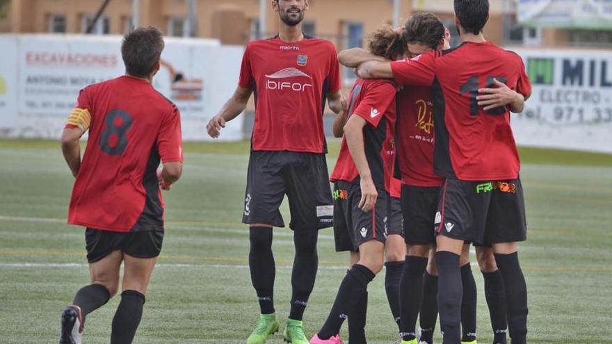 Los jugadores del Formentera celebran un gol en un partido jugado en la pretemporada.