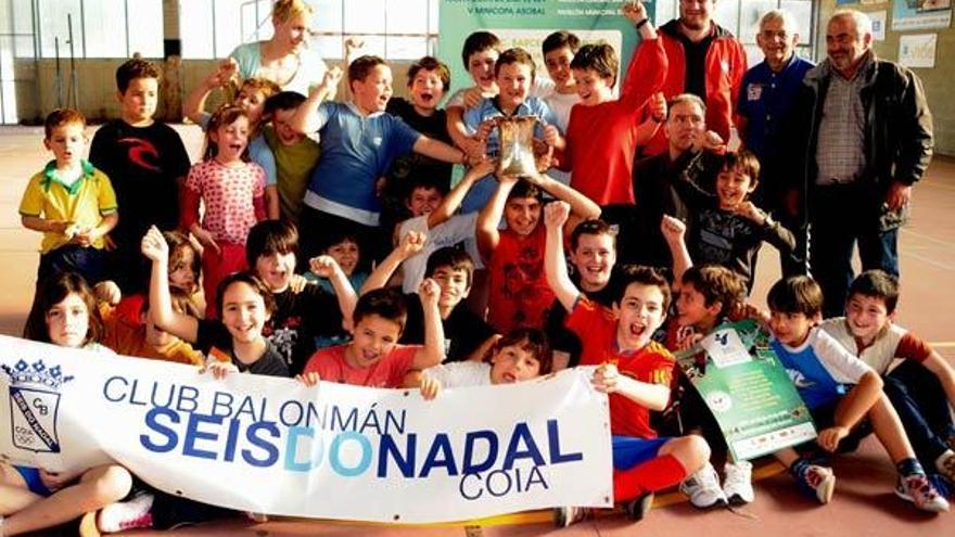 Un grupo de niños de las escuelas del Seis do Nadal levantan la Copa del Rey. // Núñez/Asobal
