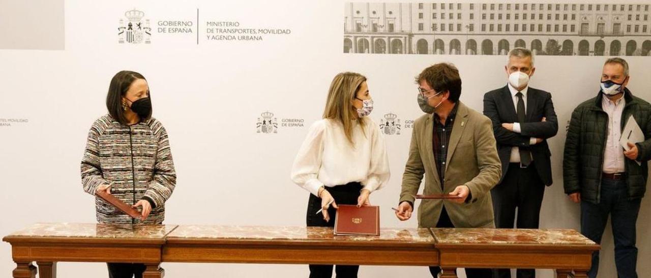 Melania Álvarez, Raquel Sánchez y el alcalde de Cabrales, José Sánchez, tras la firma.