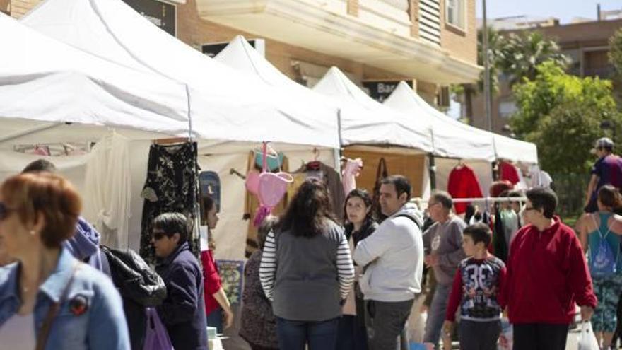 Cientos de visitantes se congregan en el III Mercat del Poble de Tavernes