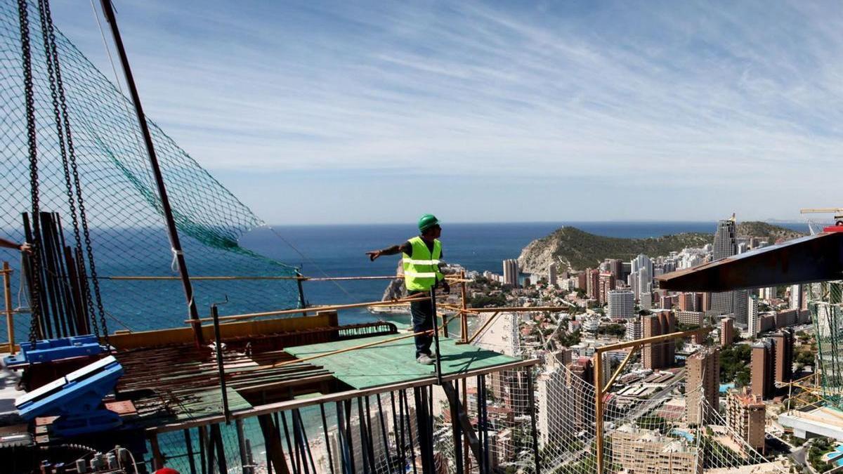 Dos trabajadores en un edificio en construcción en Benidorm.