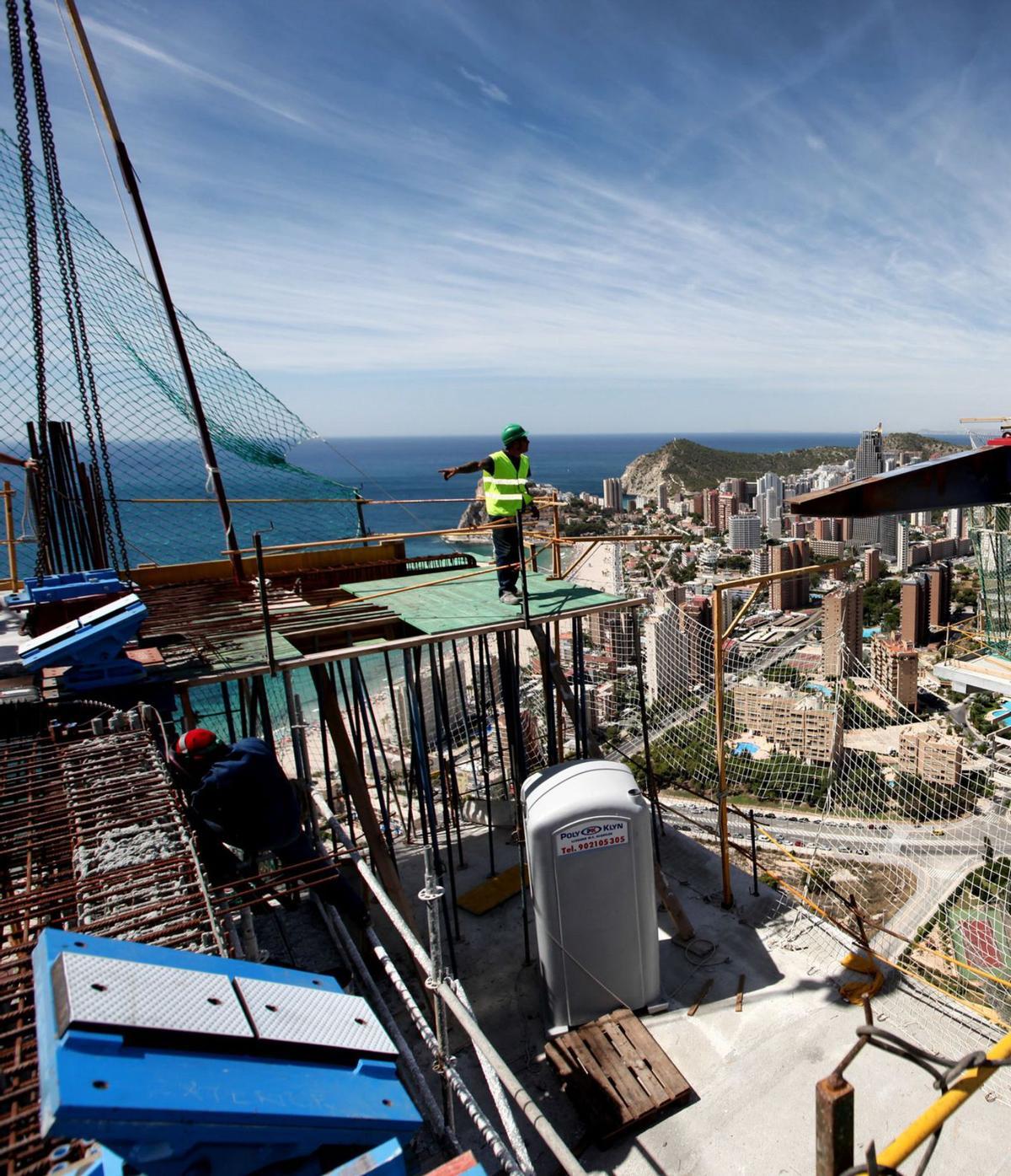 Dos trabajadores en un edificio en construcción en Benidorm.