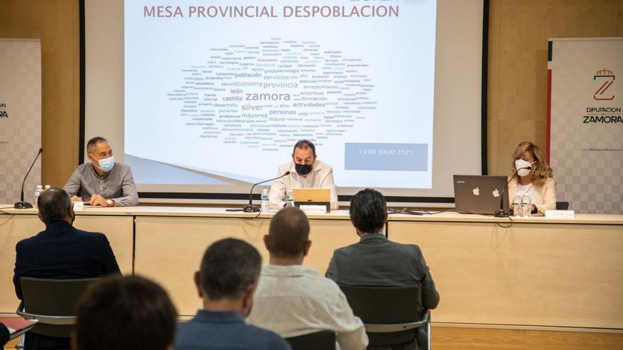 La mesa provincial de la despoblación, en una de las salas. |