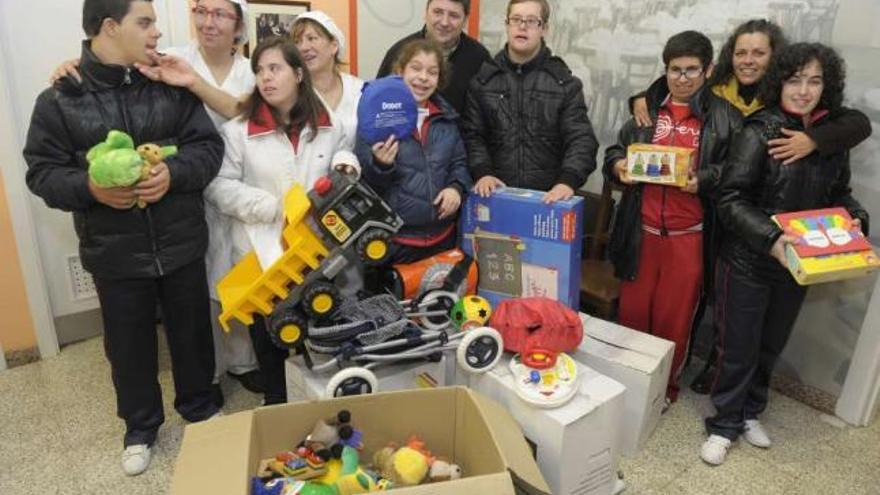Alumnos de Aspronaga donan juguetes a la Cocina Económica