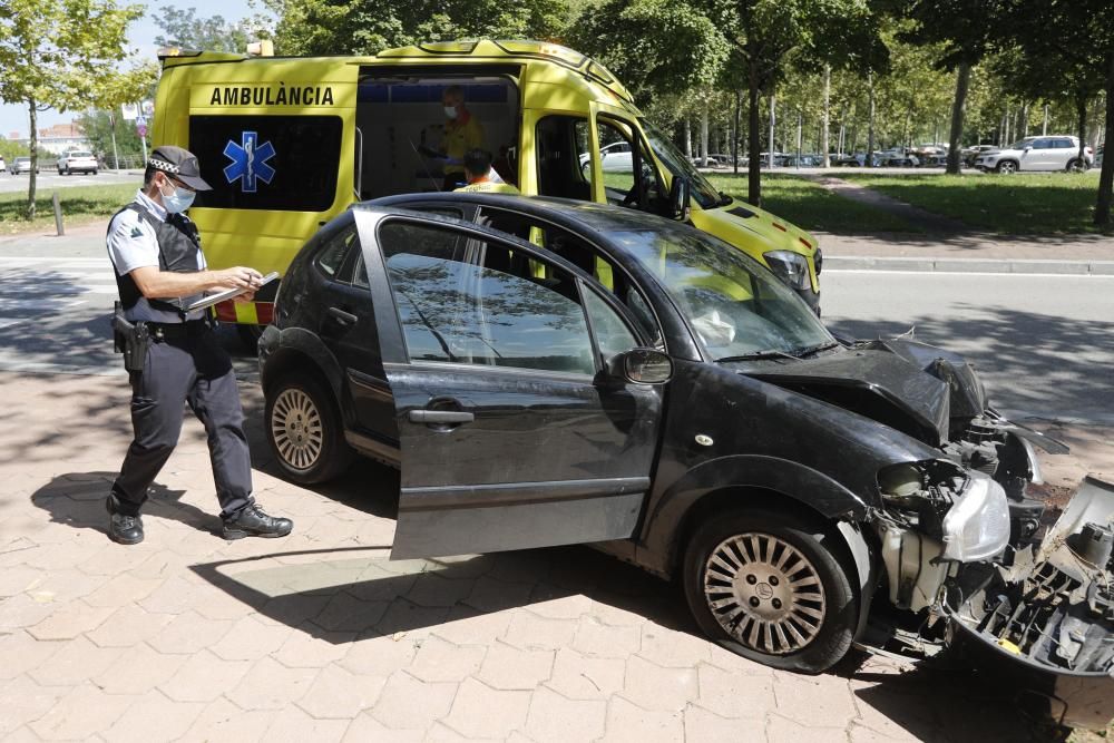 Un cotxe xoca contra un arbre a Girona