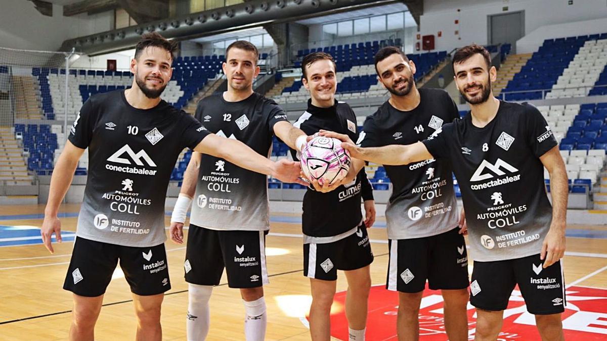 Marlon, Fabio, Pope, Tomaz y Eloy Rojas (de izq. a der.) en la pista del Palau de Son Moix.